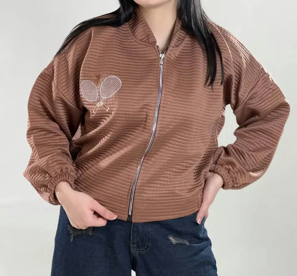 بامبرفتیله ای تنیسی|لباس|صدرا-فارس, فاز ۱|دیوار