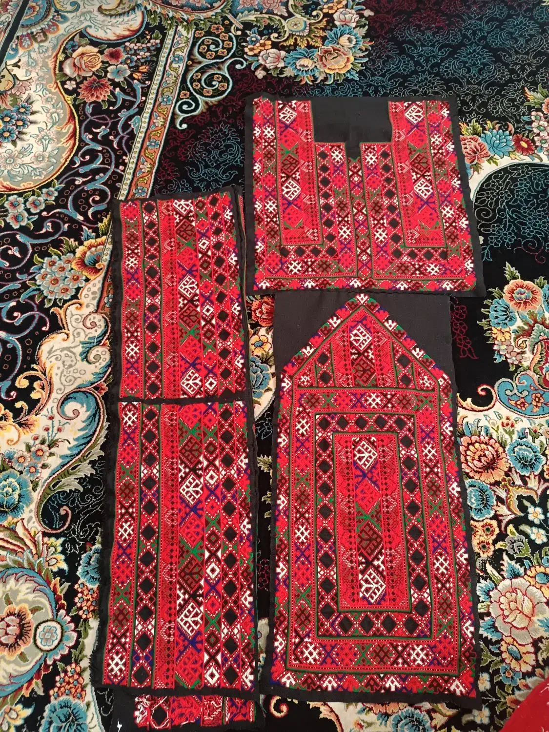 خیاطی بلوچی دست دوز|لباس|حمیدیا, |دیوار