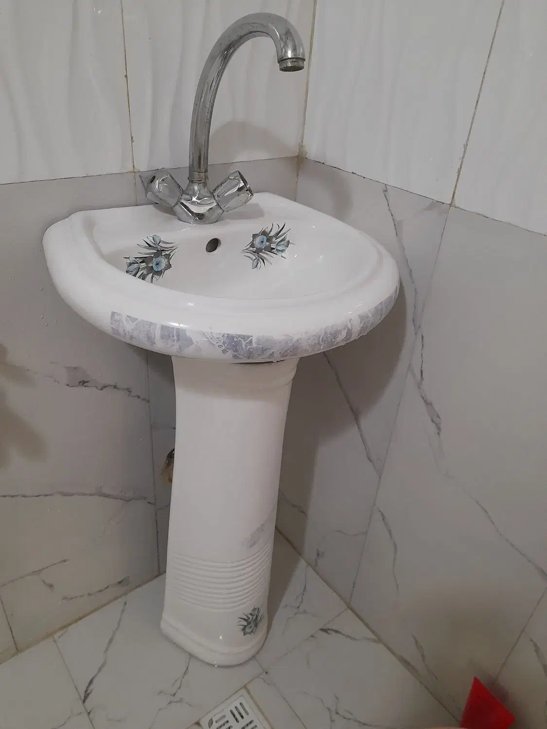 روشویی با شیرآلات|لوازم سرویس بهداشتی|لنگرود, |دیوار