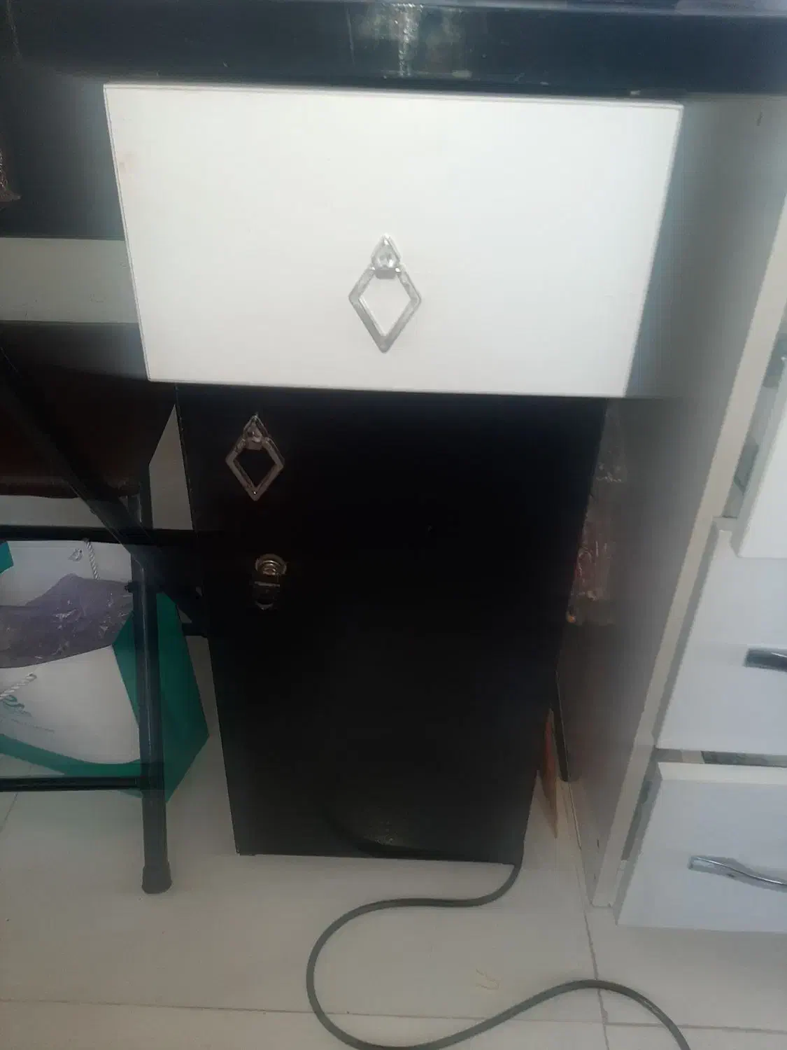 میز تحریر  سفید مشکی|میز تحریر و کامپیوتر|پردیس, فاز ۳|دیوار