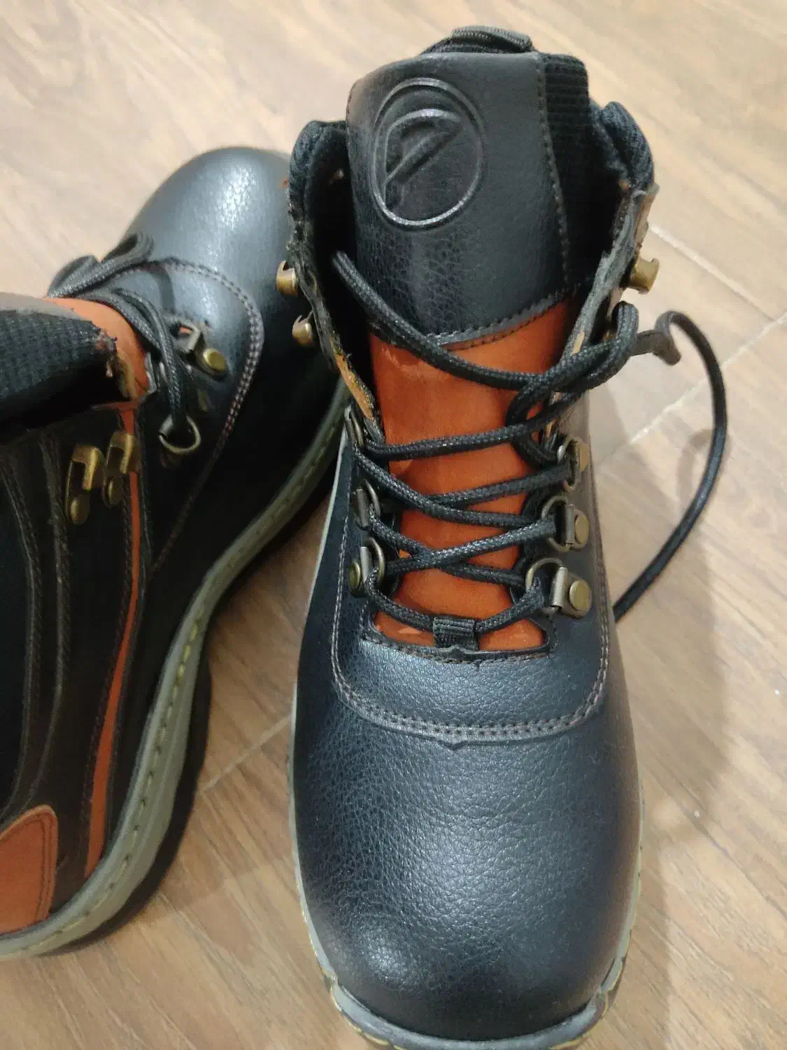 کفش نیم بوت سایز ۴۰ زیر ویو|کیف، کفش، کمربند|پرند, فاز ۶|دیوار