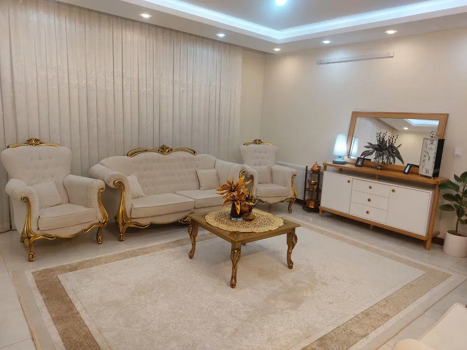 ۲ دست مبل در حد نو|مبلمان خانگی و میز عسلی|شاهین‌شهر, شهرک گلدیس|دیوار