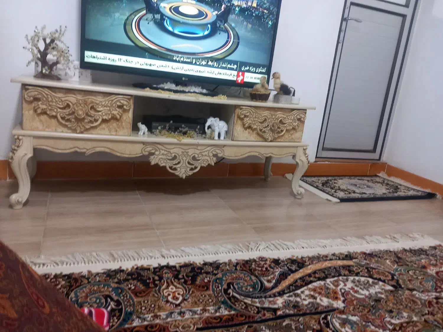 میز تلویزیون دو کشو سالم گل برجسته|میز تلویزیون|رشت, حومه رشت|دیوار