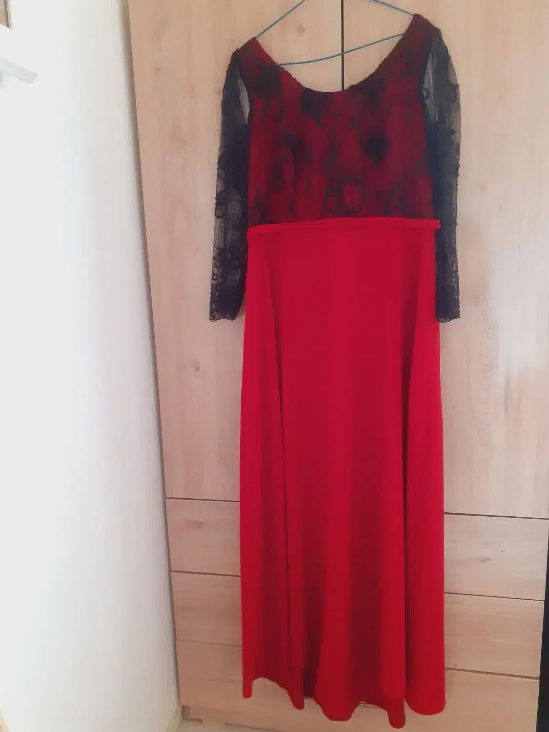 تعدادی لباس مجلسی سالم ،|لباس|فومن, |دیوار