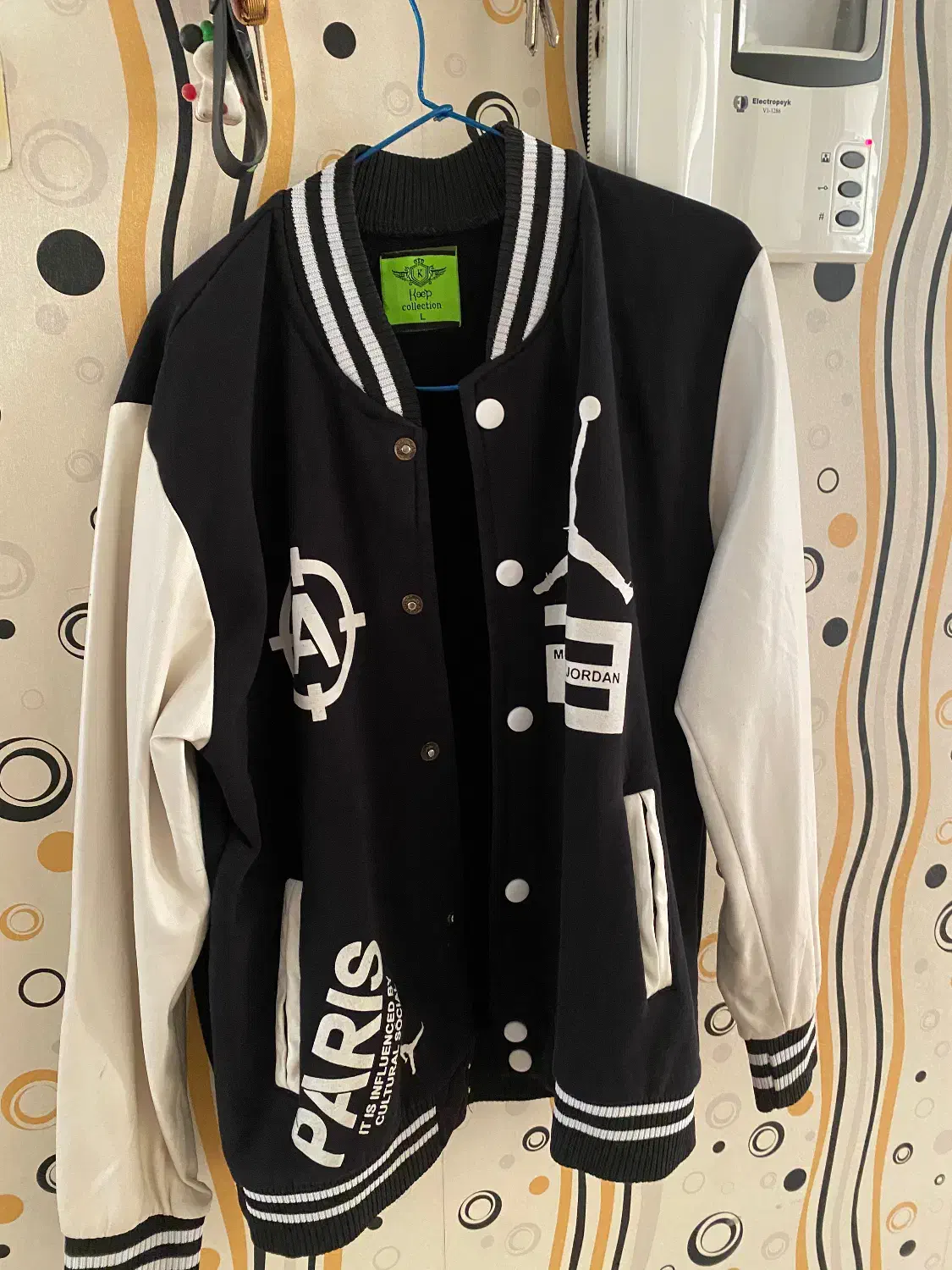 کاپشن درحدنو|لباس|هشتگرد, هشتگرد قدیم|دیوار