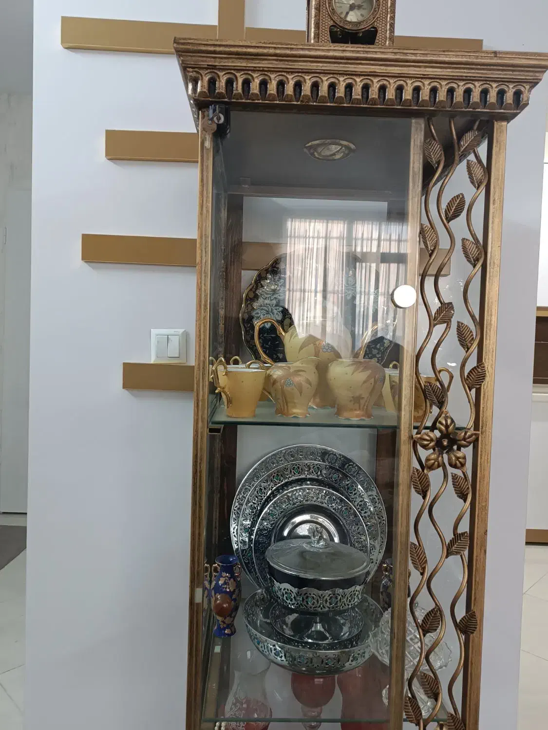 بوفه  فرفورژه با رنگ خاصی از طلایی|بوفه، ویترین، کنسول|گلبهار, شهر جدید گلبهار|دیوار