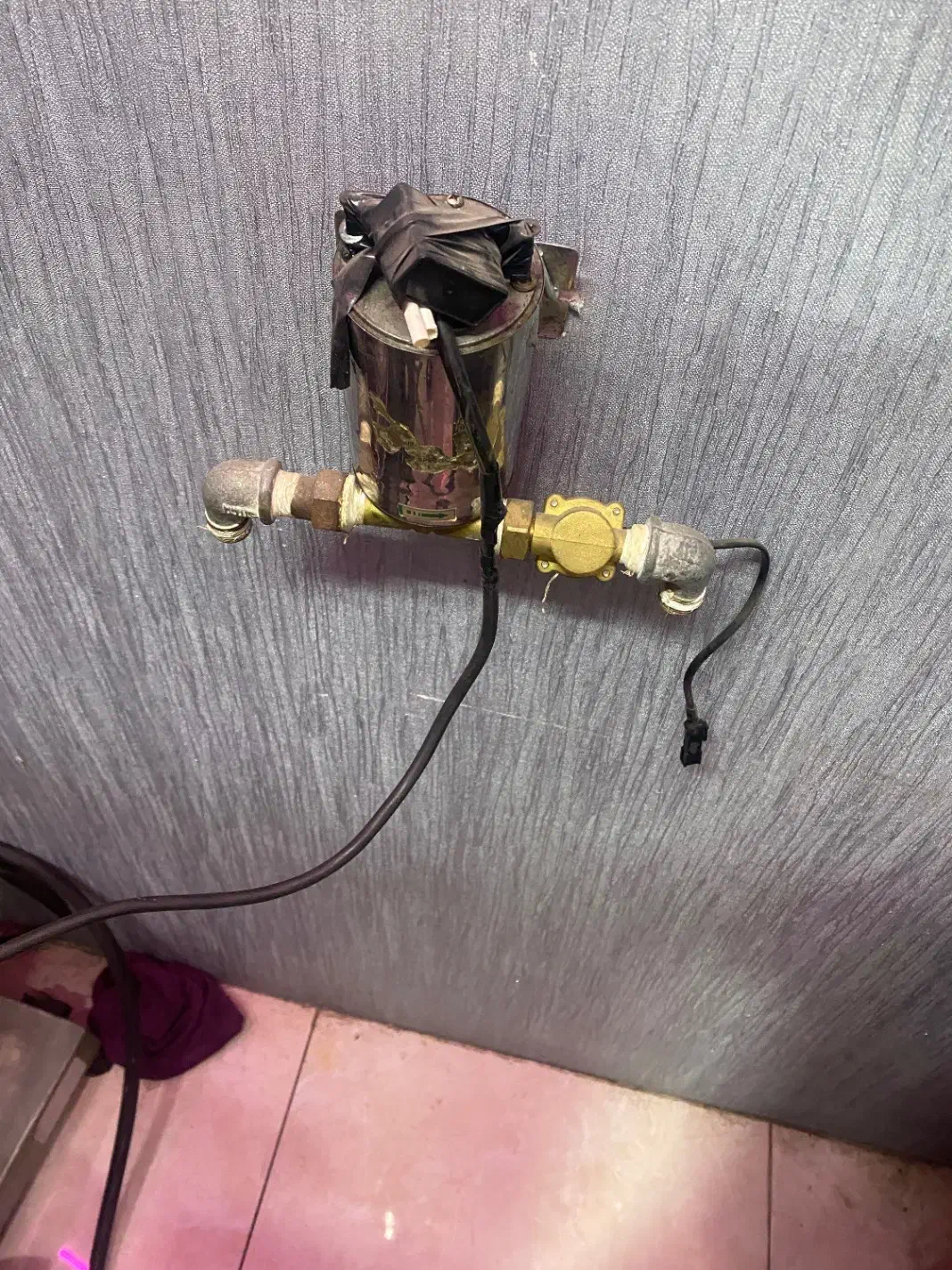 پمپ زیر ابگرمکنی کم صدا|آب‌سردکن و تصفیه آب|اندیشه, اندیشه فاز ۱|دیوار