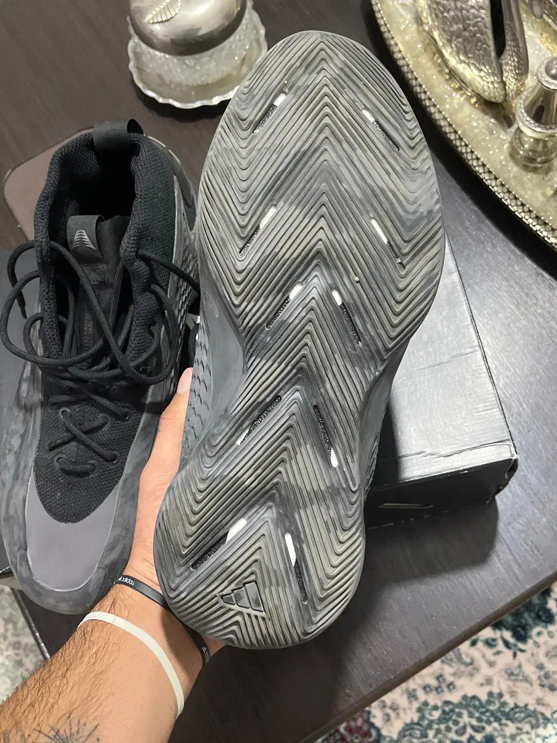 کفش|کیف، کفش، کمربند|کلاله, |دیوار