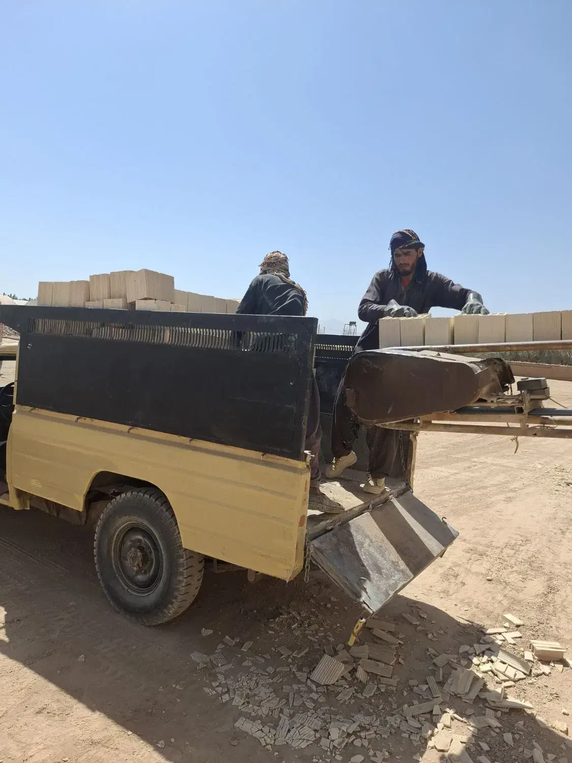 نیسان کمپرس مصالح اجر ماسه بلوک بادامی ریگ خاک شن|خدمات حمل و نقل|یزد, |دیوار