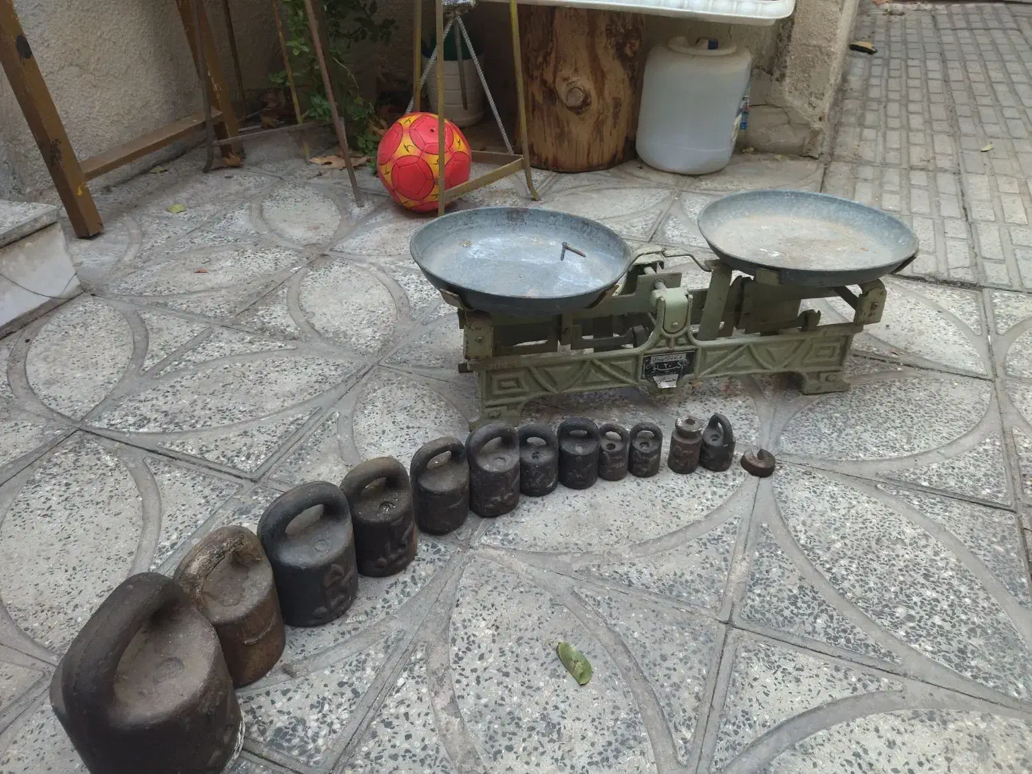 ترازو نوستالژی چدنی|کلکسیون اشیاء عتیقه|الوند, |دیوار