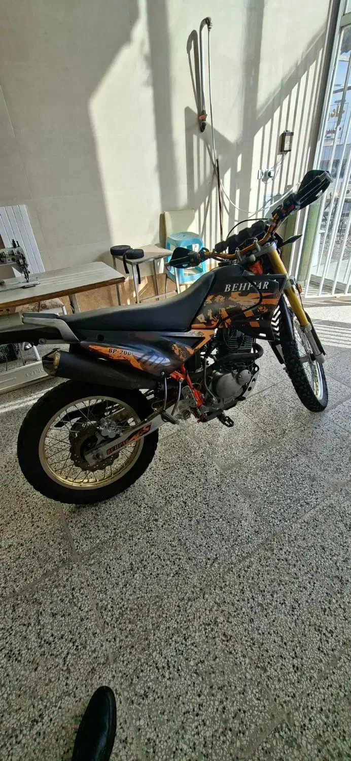 تریل بهپر|موتورسیکلت|قائن, |دیوار