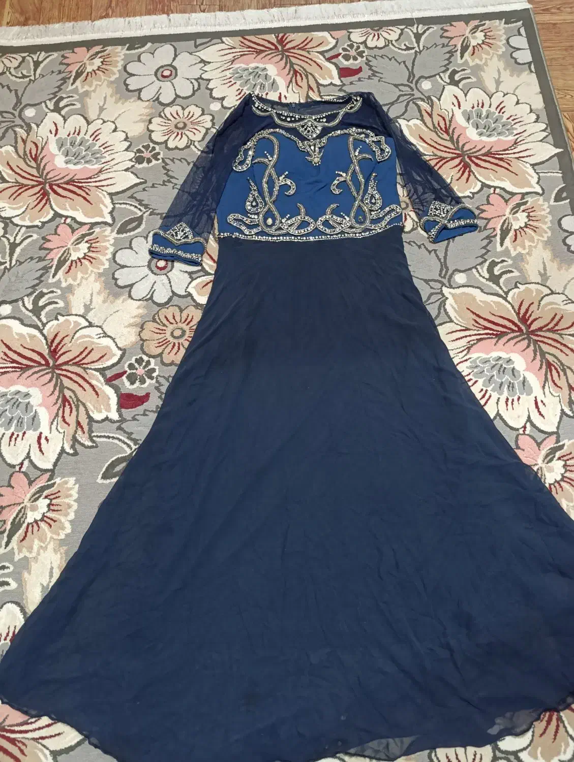 لباس مجلسی|لباس|اقبالیه, |دیوار