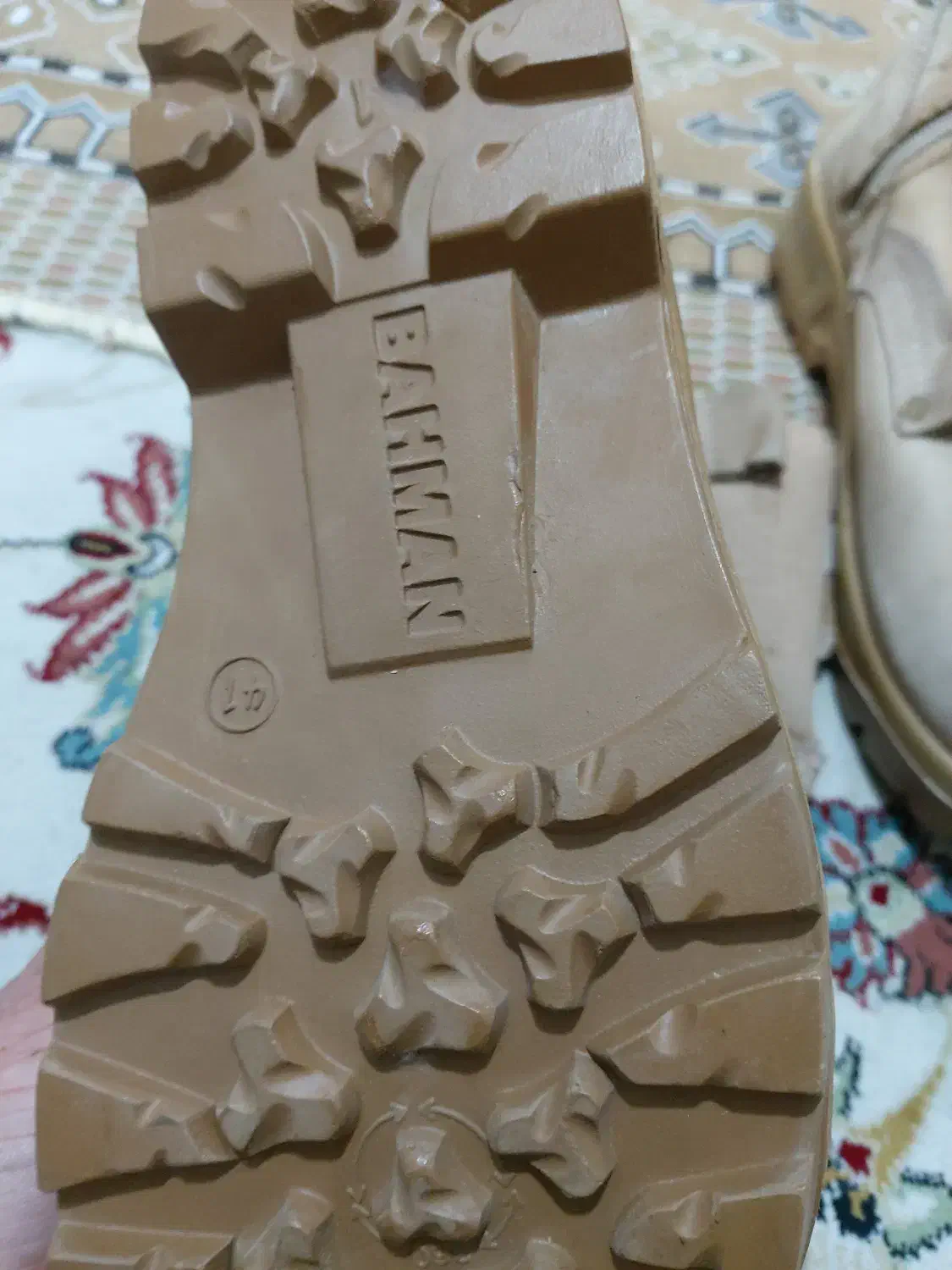 پوتین|کیف، کفش، کمربند|بم, |دیوار