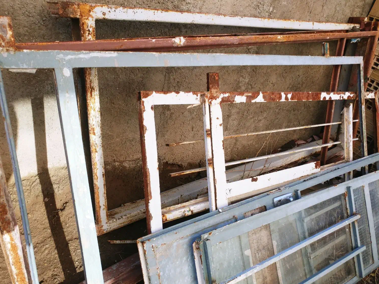 دروپنجره وچهارچوب آهنی سنگین|مصالح و تجهیزات ساختمان|میانه, |دیوار