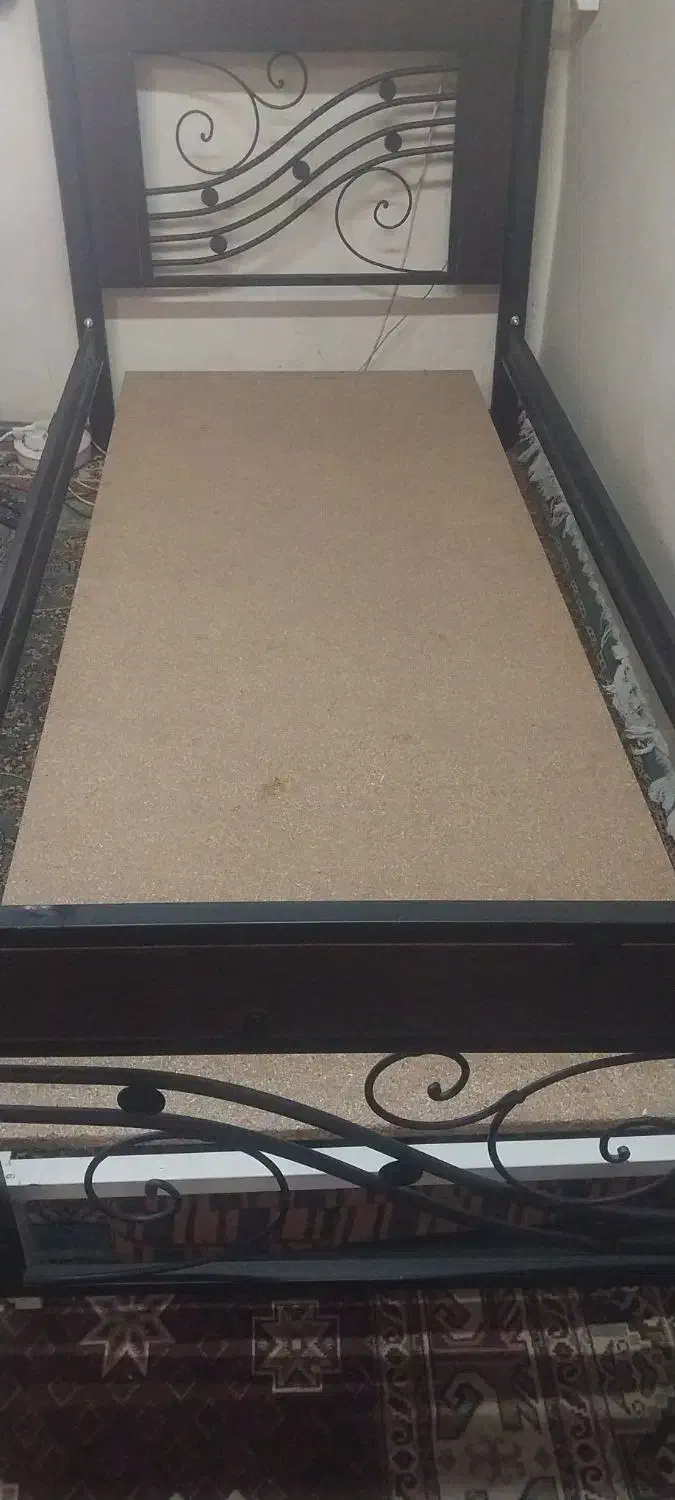 تخت تک نفره فلزی-چوبی نو|تخت و سرویس خواب|تهران, خزانه|دیوار