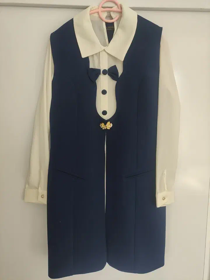 سارافون به همراه زیر|لباس|میانه, |دیوار