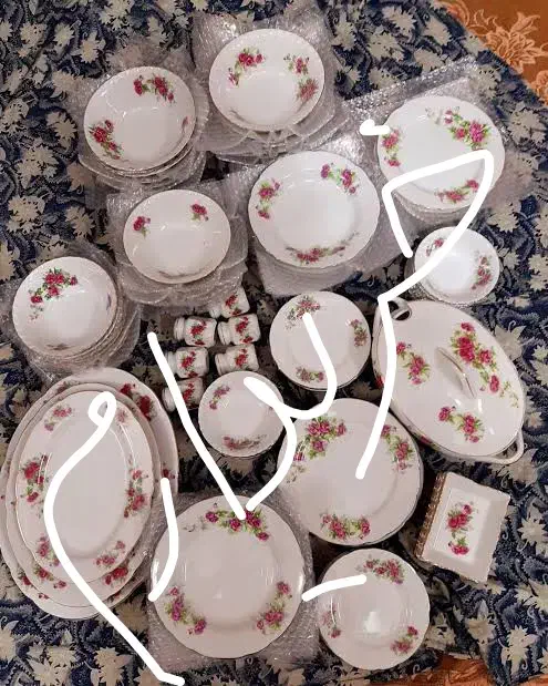 ظروف گلسرخی|کلکسیون اشیاء عتیقه|میبد, |دیوار