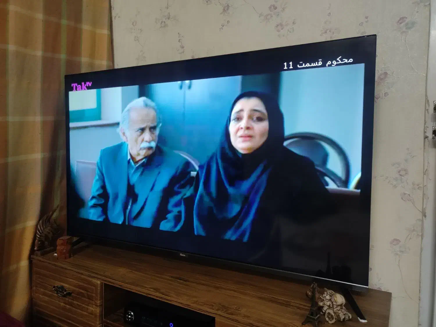 تلویزیون هوشمند جی پلاس 50 به همراه میز تلویزیون|تلویزیون و پروژکتور|پیشوا, |دیوار