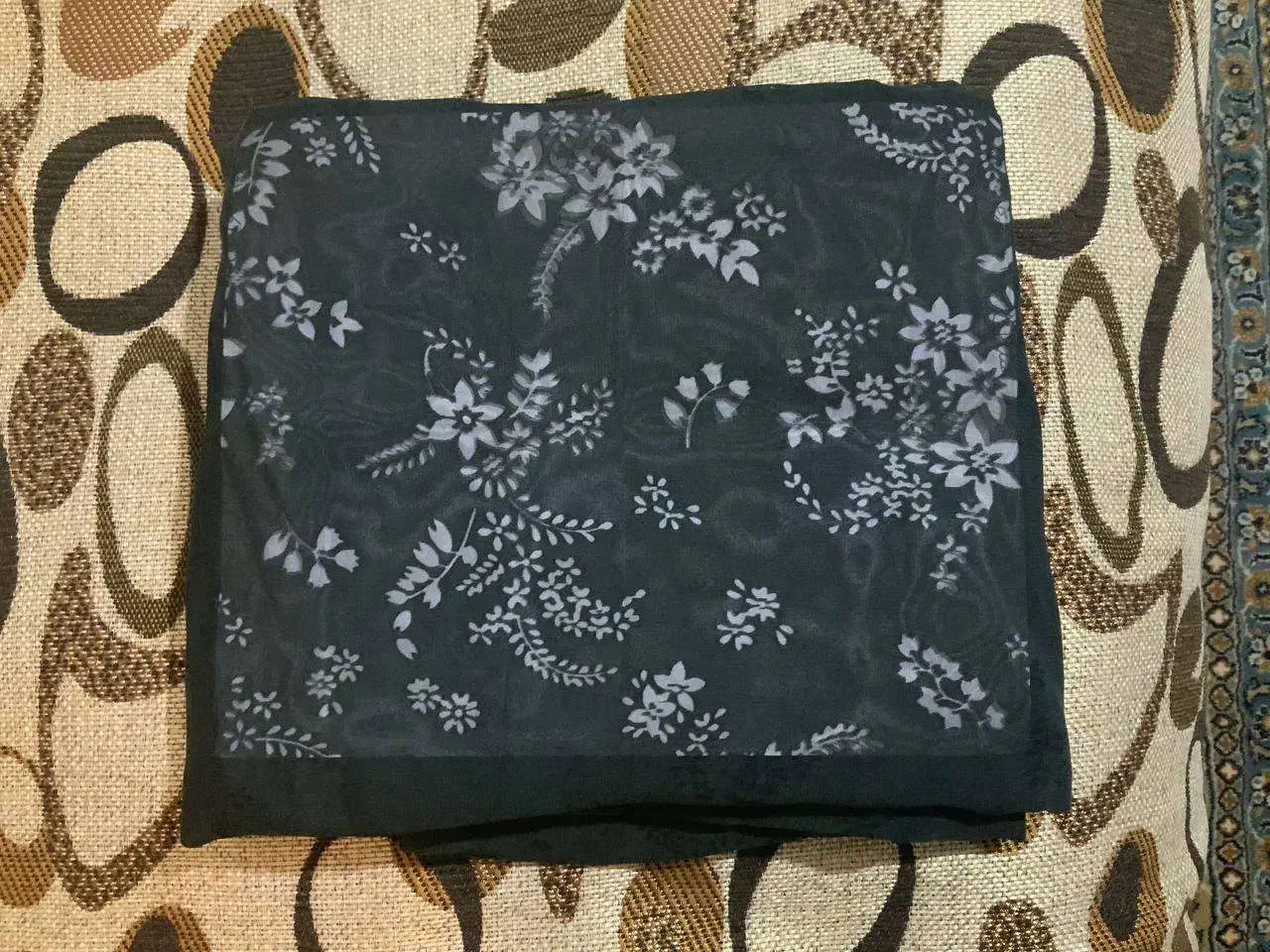 چادر مشکی مجلسی|لباس|اصفهان, برازنده|دیوار