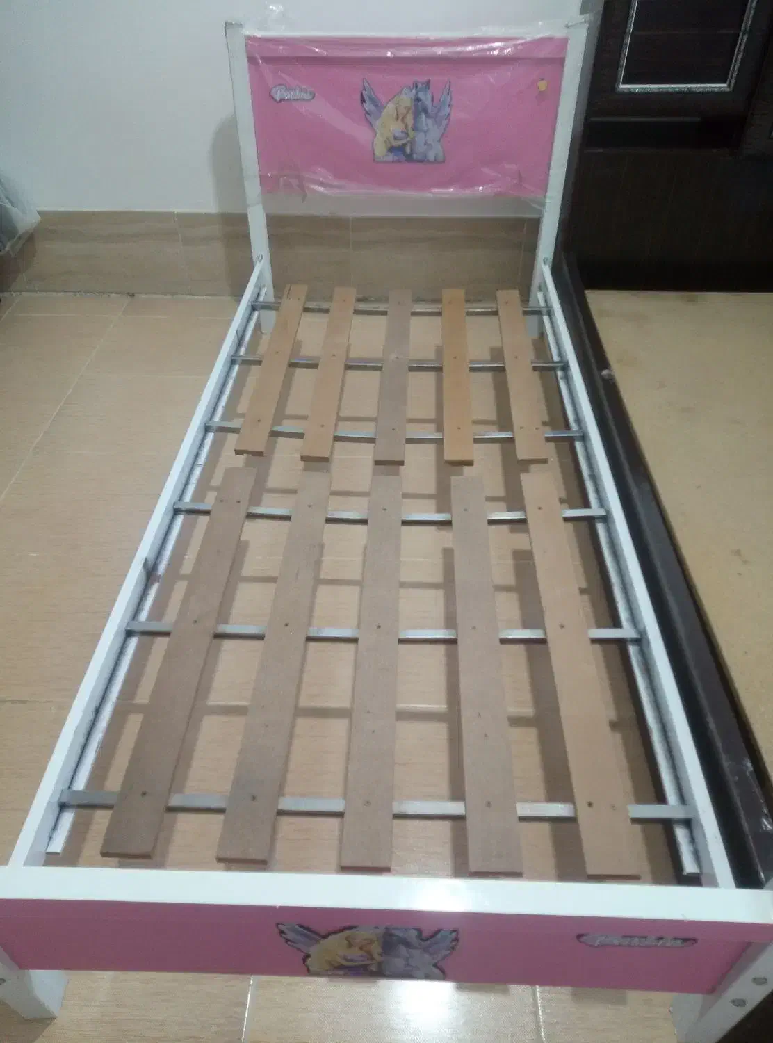 تخت یک نفره صورتی|تخت و سرویس خواب|بهمن صغاد, |دیوار