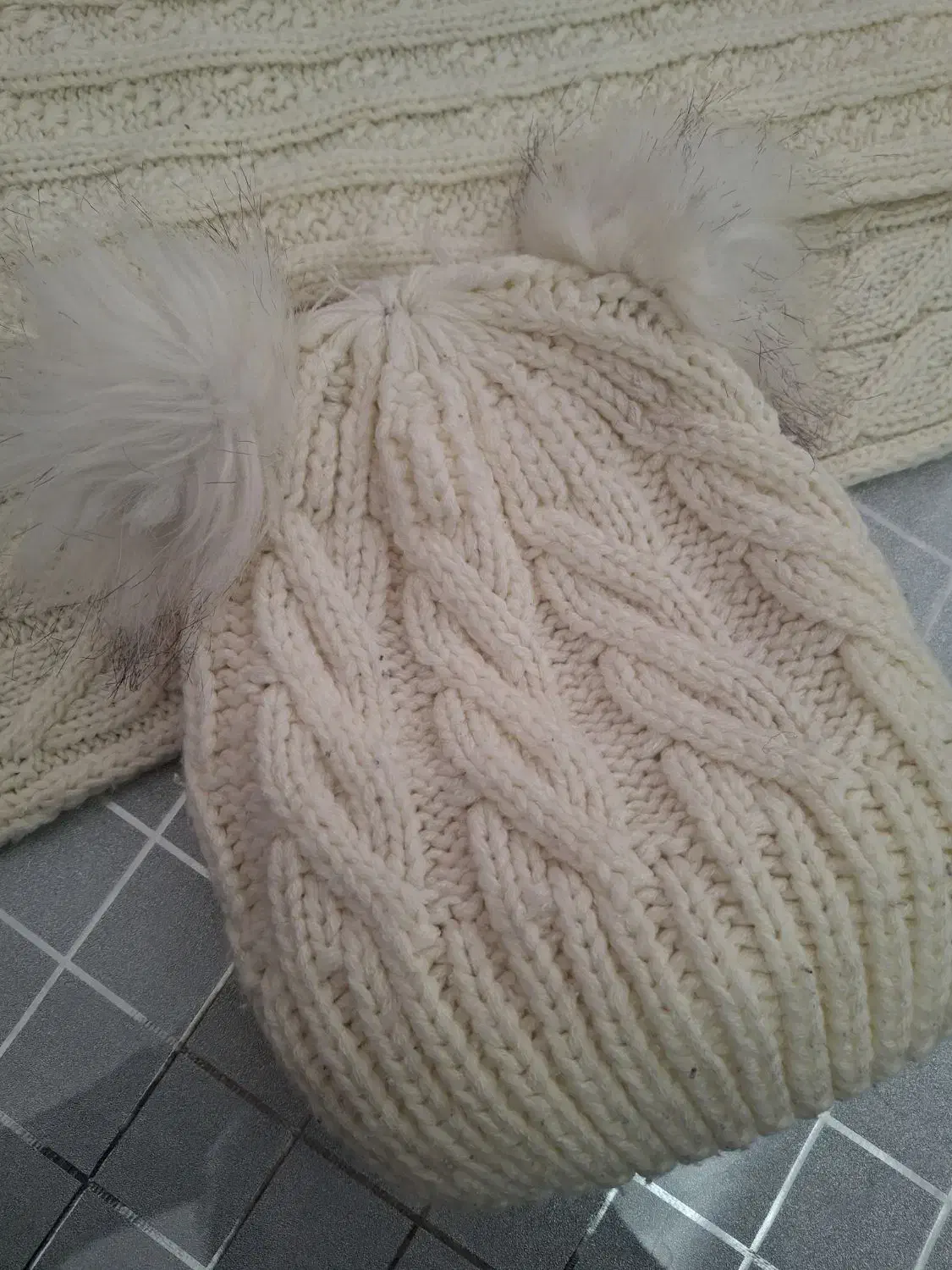 شال و کلاه بچگانه|کفش و لباس بچه|اصفهان, تخت فولاد|دیوار