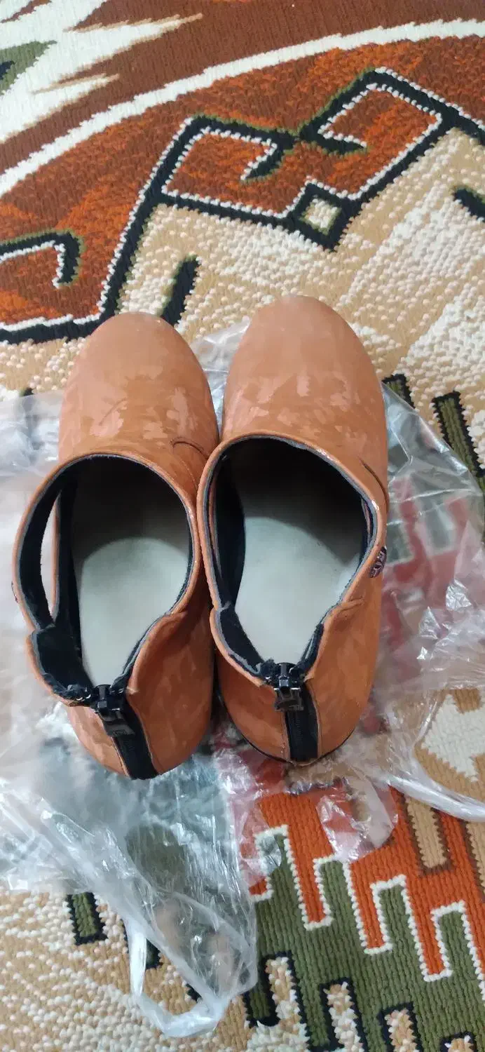 نیم بوت|کیف، کفش، کمربند|اصفهان, باغ فدک|دیوار