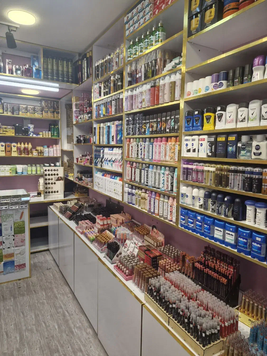 فروشنده آرایشی و بهداشتی|استخدام بازاریابی و فروش|تهران, پونک|دیوار