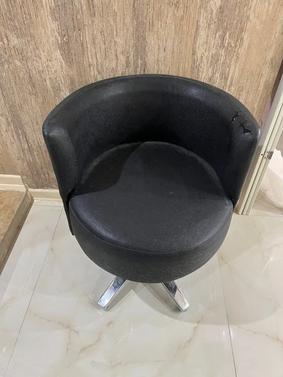 صندلی کوتاهی آرایشگاه|آرایشگاه و سالنهای زیبایی|شاهینشهر, فردوسی|دیوار