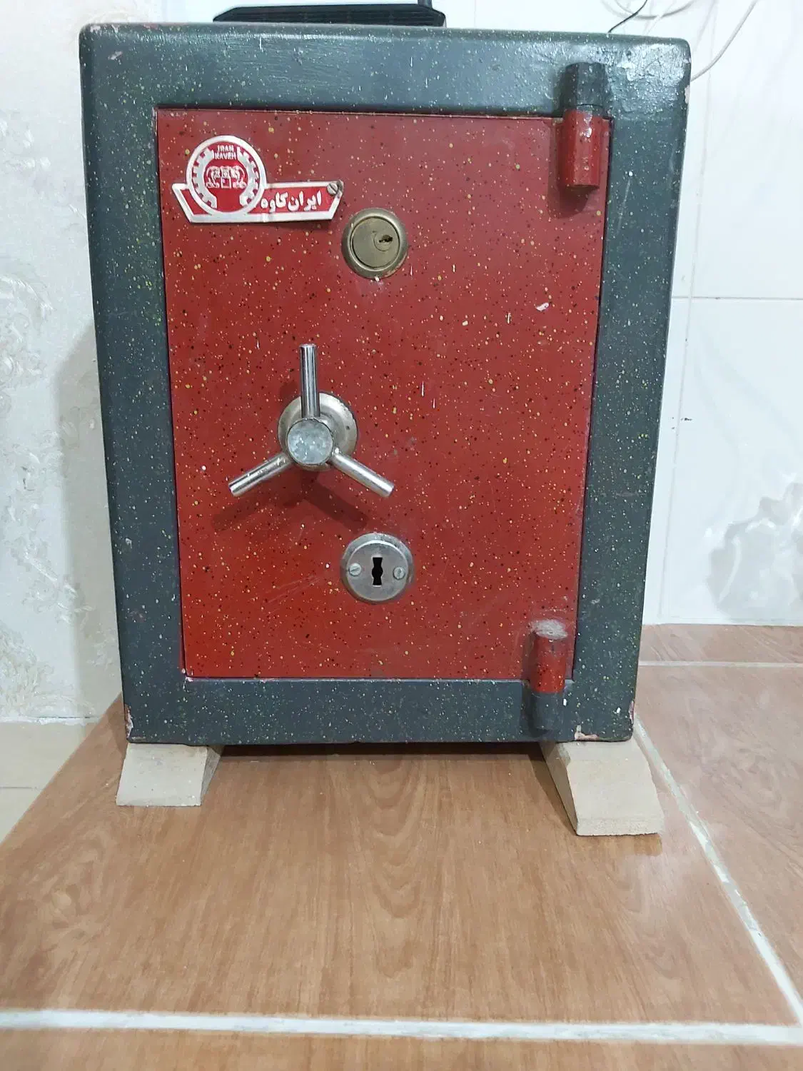 گاو صندوق|دفتر کار|سرپل ذهاب, |دیوار