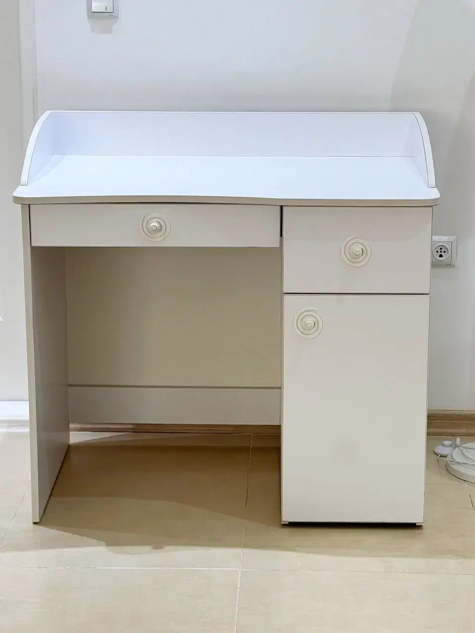 میز تحریر در حد نو سفید|میز تحریر و کامپیوتر|آستارا, |دیوار