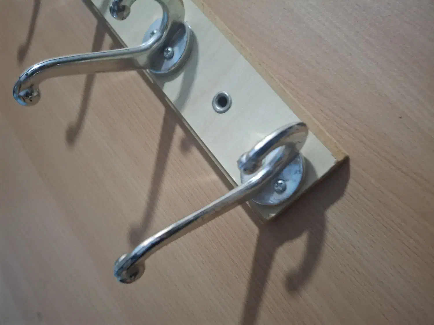 چوب لباسی|بندرخت و رخت‌آویز|اهواز, کوی آغاجاری|دیوار