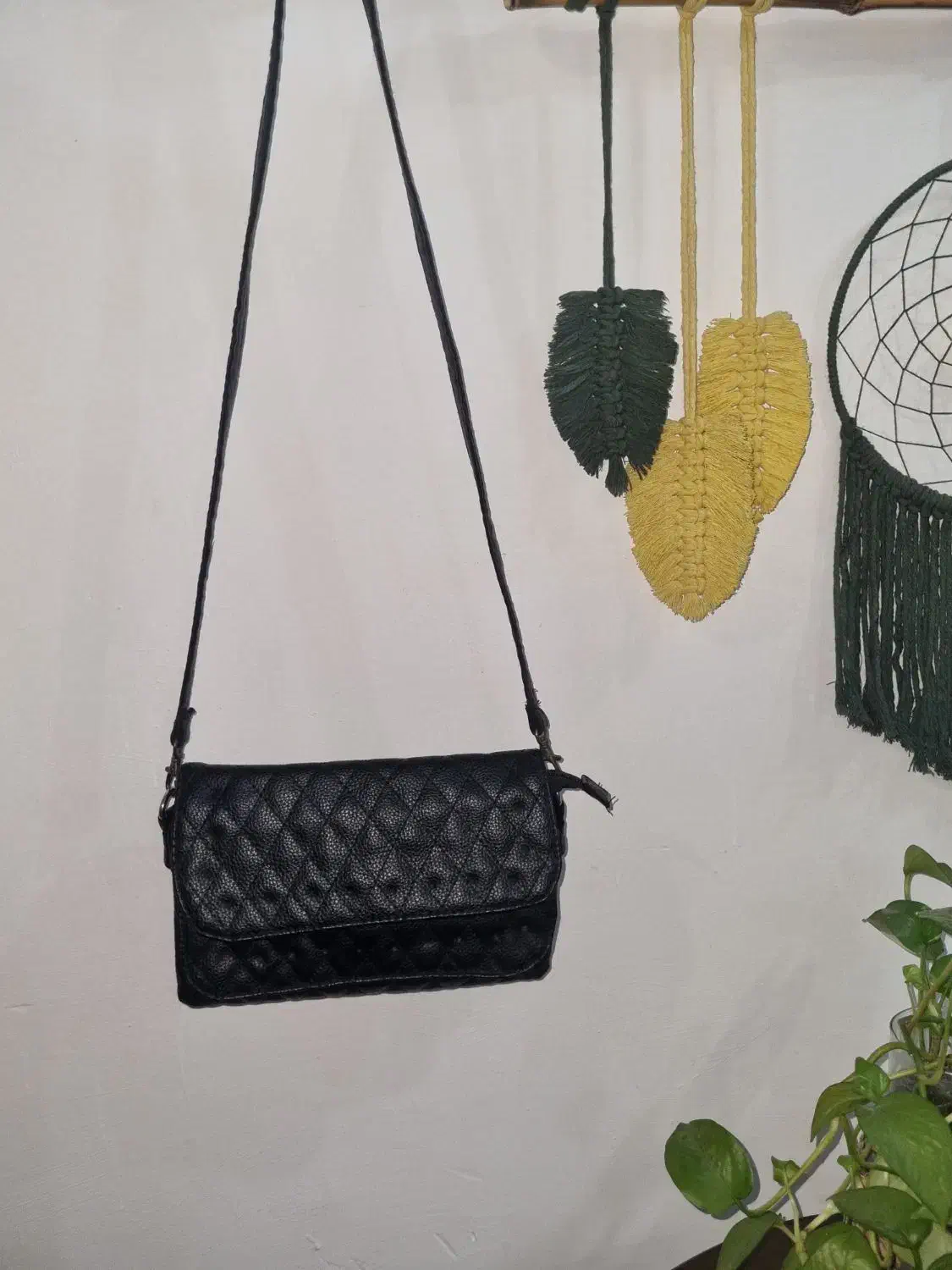 لباس و کیف و کتونی|کیف، کفش، کمربند|رشت, گلباغ نماز|دیوار