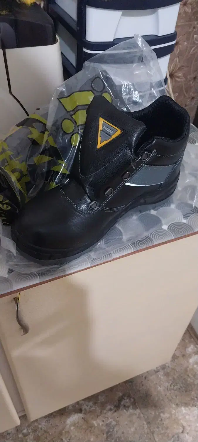 کفش ایمنی سایز۴۲|کیف، کفش، کمربند|بیستون, |دیوار