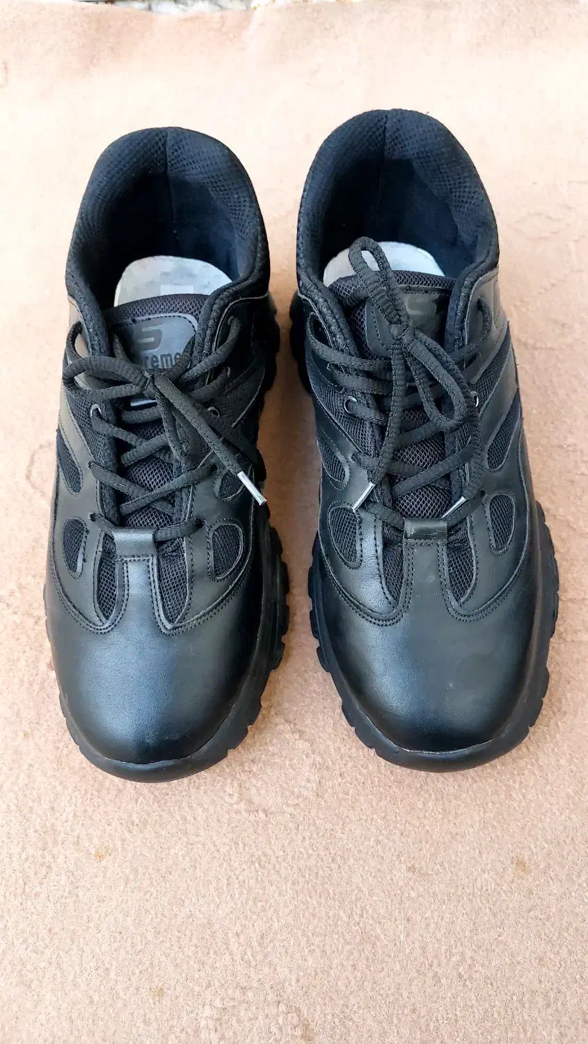 کفش|کیف، کفش، کمربند|قم, حکمت شمالی|دیوار