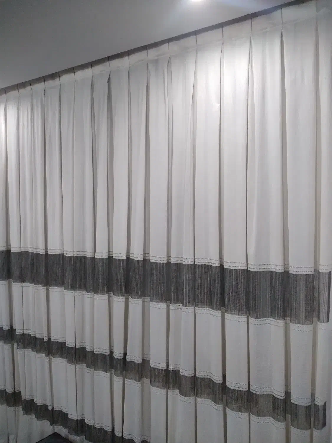 پرده پذیرای با تور و استری افتاب گیر در حد نو|پرده، رانر، رومیزی|اهواز, زیتون کارگری|دیوار