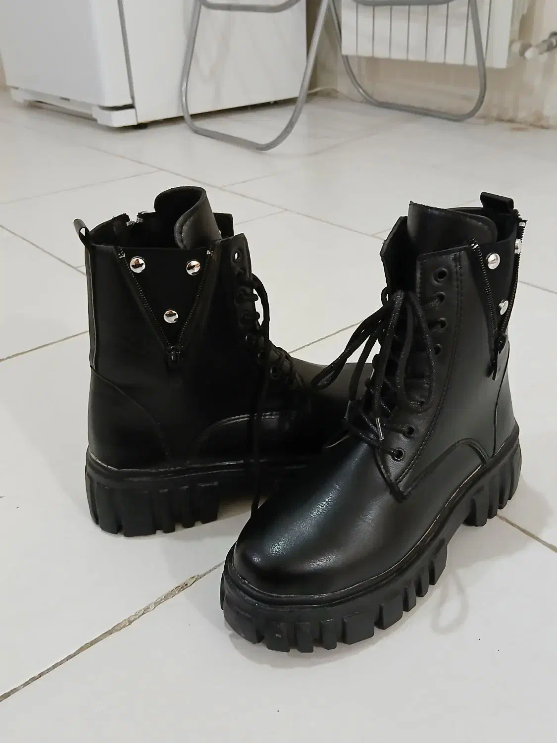 بوت|کیف، کفش، کمربند|پیشوا, |دیوار