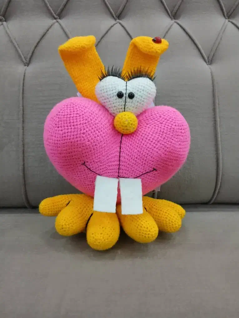 عروسک بافتنی قلب|صنایع دستی و سایر لوازم تزئینی|شیراز, زرهی|دیوار