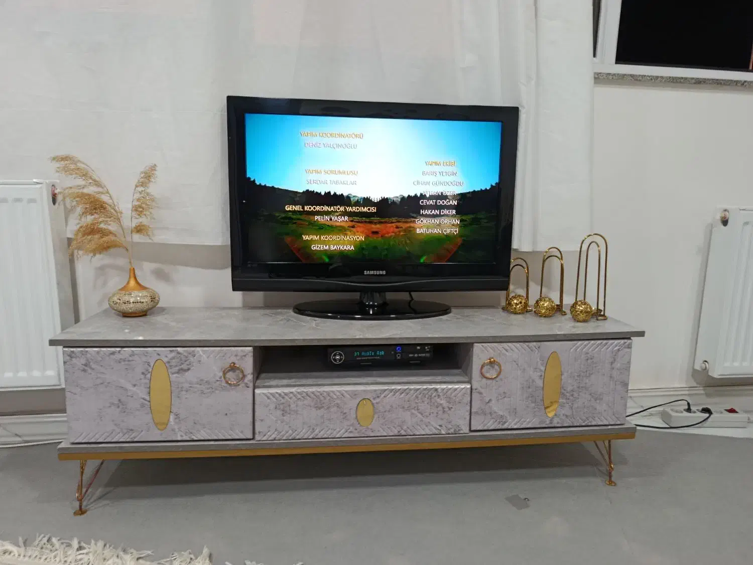 تلویزیون ال سی دی32 و میز تلویزیون درحدنو|تلویزیون و پروژکتور|بوکان, |دیوار