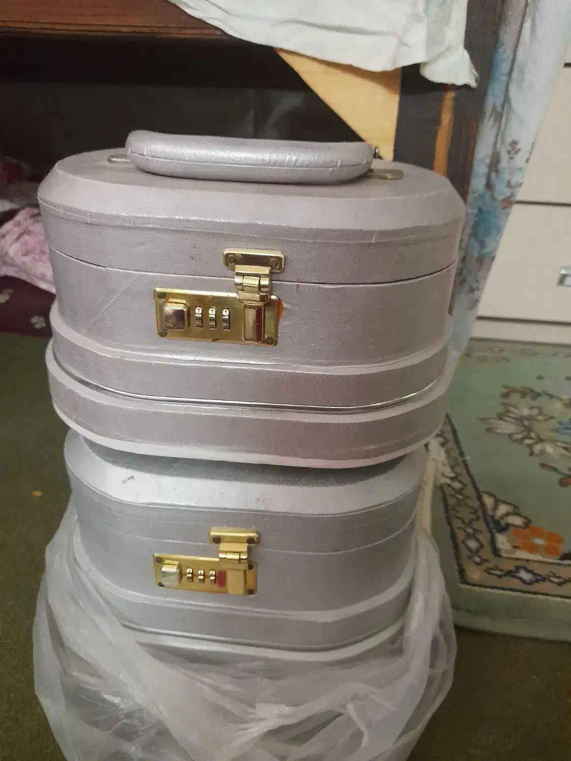 جعبه لوازم آرایش|آرایشگاه و سالن‌های زیبایی|سمنان, |دیوار