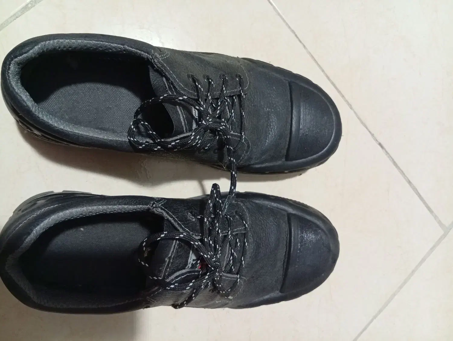 کفش کار اعلاء|کیف، کفش، کمربند|رشت, باهنر|دیوار