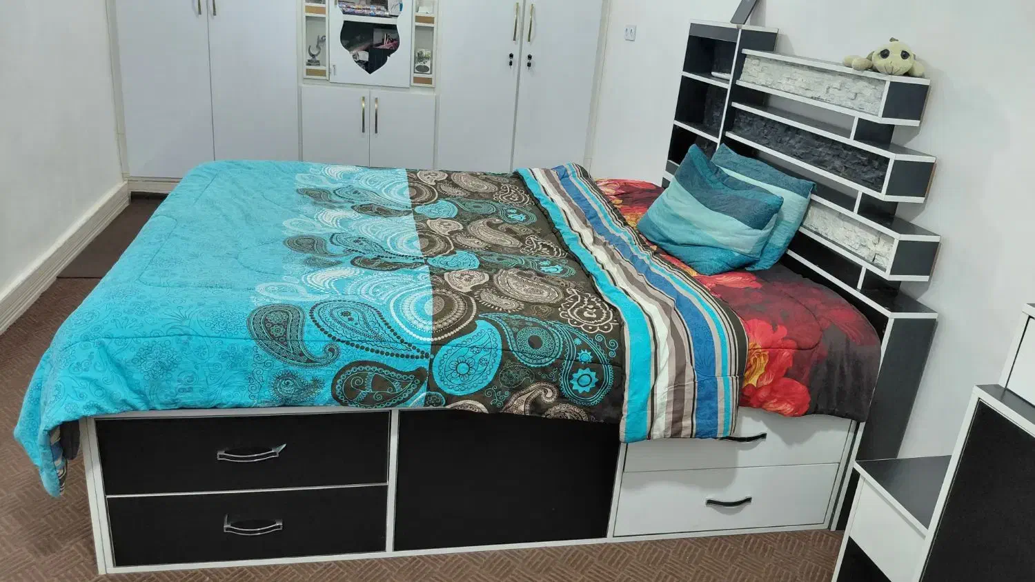 تخت خواب و دو عدد پا تختی و کمد آینه دار|تخت و سرویس خواب|باوی, |دیوار