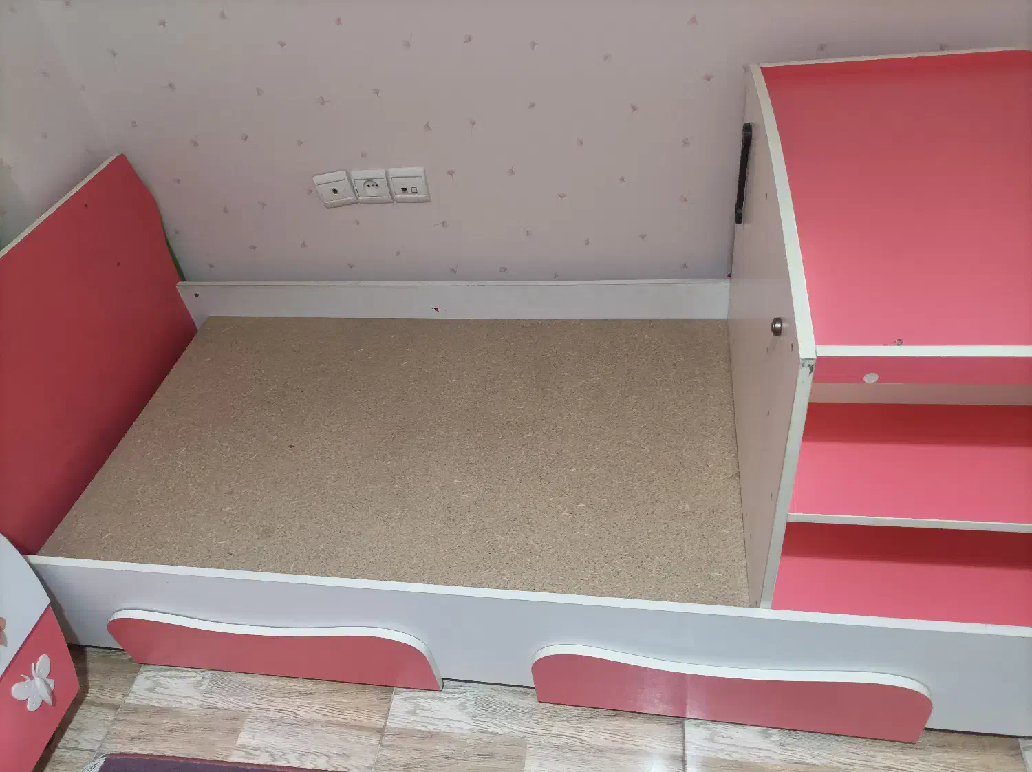 تخت خواب کودک و نوجوان|تخت و صندلی بچه|اسلام‌شهر, باغ فیض|دیوار