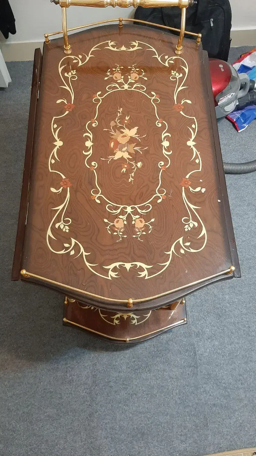 میز پذیرایی و بار نوشیدنی در زیر آن.دو طبقه|مبلمان خانگی و میز عسلی|تهران, شهران شمالی|دیوار