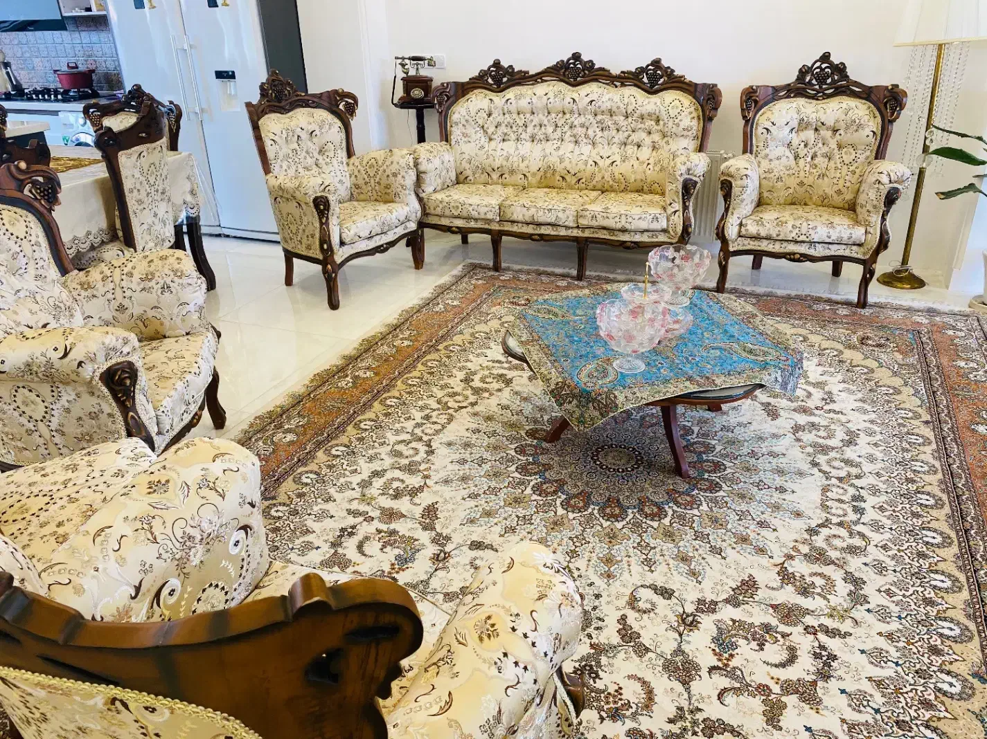 مبل سلطنتی همراه میز نهارخوری و جلو مبلی ومیز عسلی|مبلمان خانگی و میز عسلی|آستانه اشرفیه, |دیوار