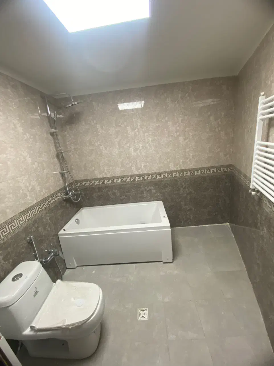 ۱۳۰ متر ۲ خواب قرارداد ۱۸ ماهه افق اکباتان