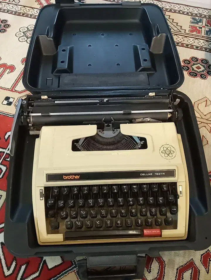 ماشین تایپ قدیمی|کلکسیون اشیاء عتیقه|اصفهان, جلفا|دیوار