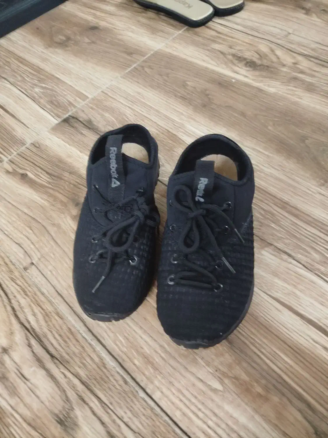 تعدادی کفش و لباس|لباس|شیراز, طلاب|دیوار