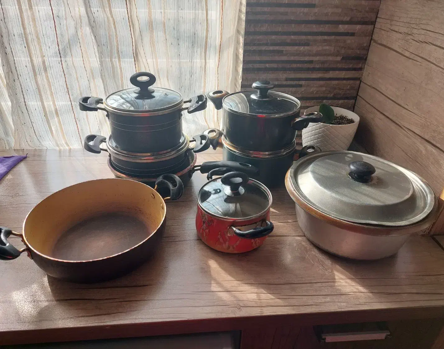 قابلمه و ماهیتابه کارکرده|ظروف پخت‌وپز|چالوس, |دیوار