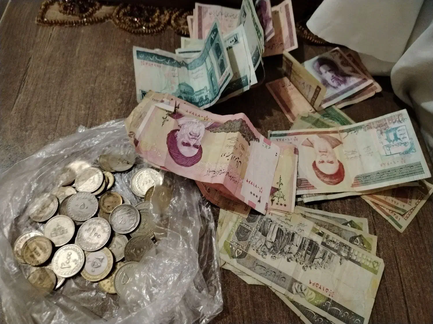 مقداری سکه واسکناس|کلکسیون سکه، تمبر، اسکناس|نیشابور, محله میدان باغات|دیوار