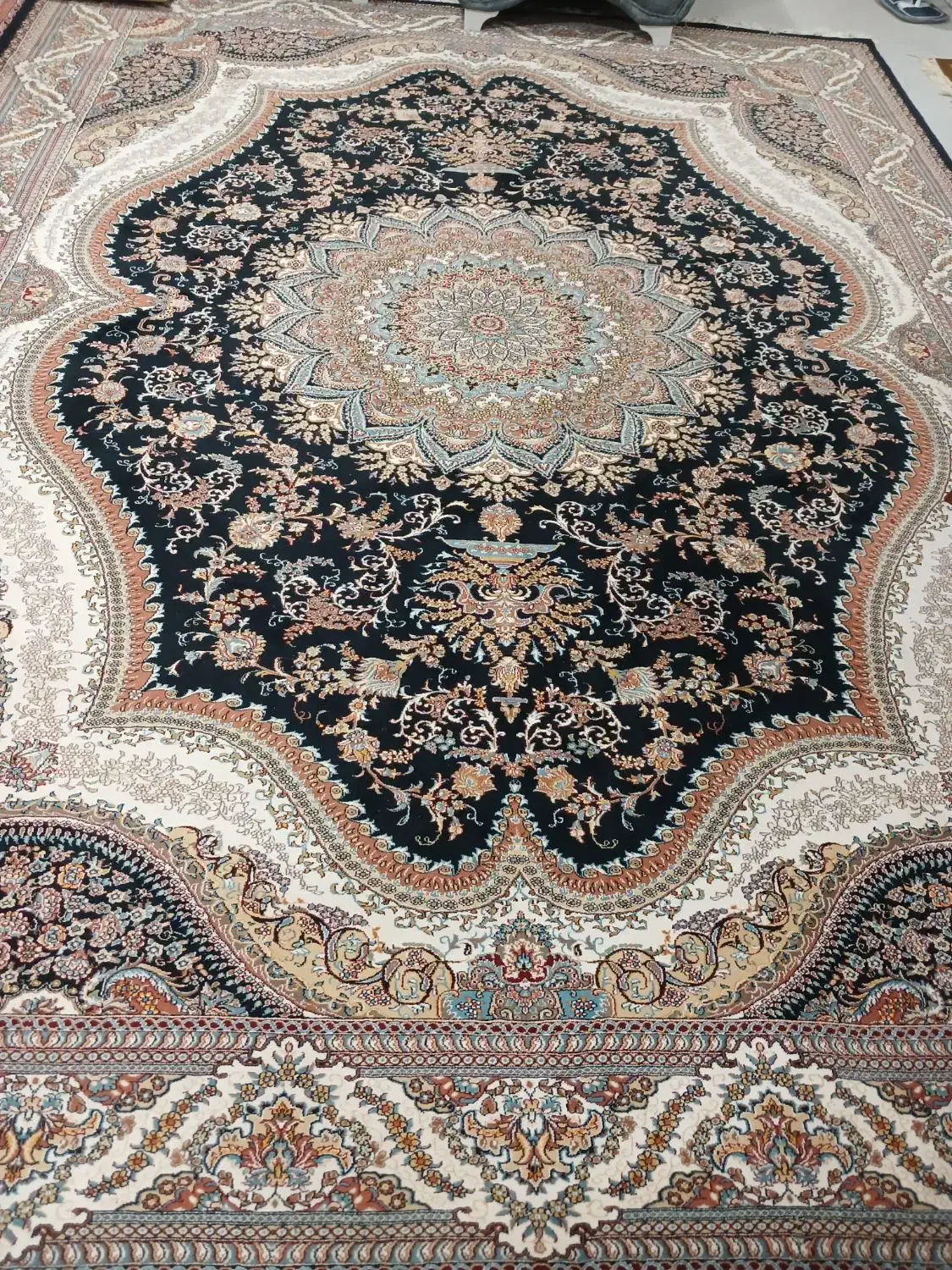 فرش و میز تلوزیون در حد نو|فرش|خشکبیجار, |دیوار